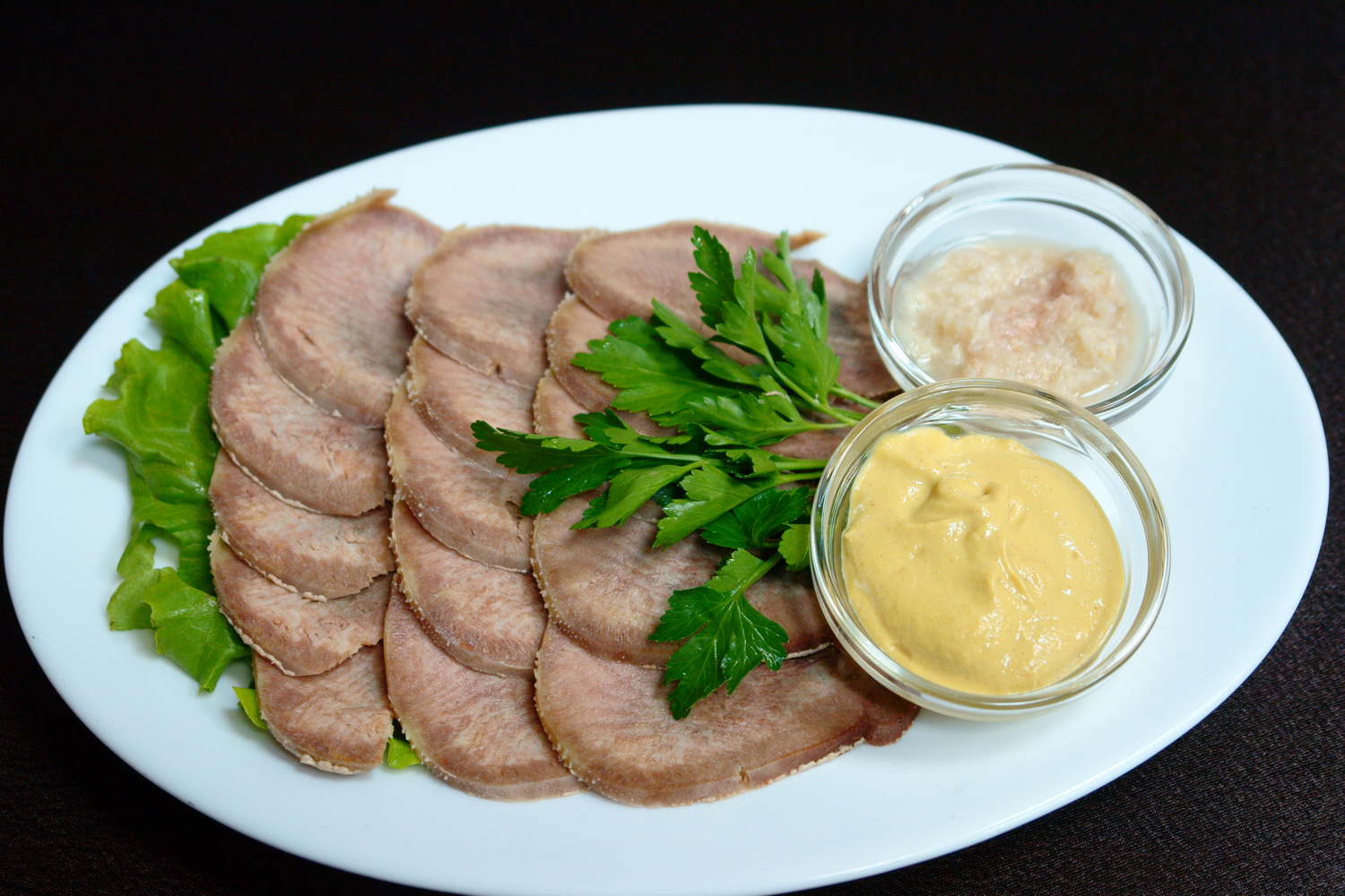 Язык отварной с хреном